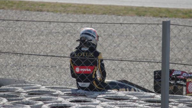 Pastor Maldonado sits after his crash on Turn 4 at Catalunya