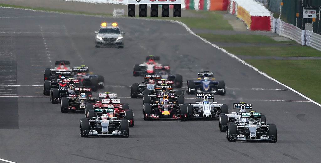 Red Bull's Daniel Ricciardo attempting his cheeky middle pass at the start of the 2015 Japanese Grand Prix.