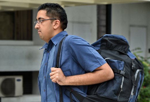 British national Yogvitam Pravin Dhokia arrives at the state court in Singapore on October 16, 2015.  AFP PHOTO / ROSLAN RAHMAN