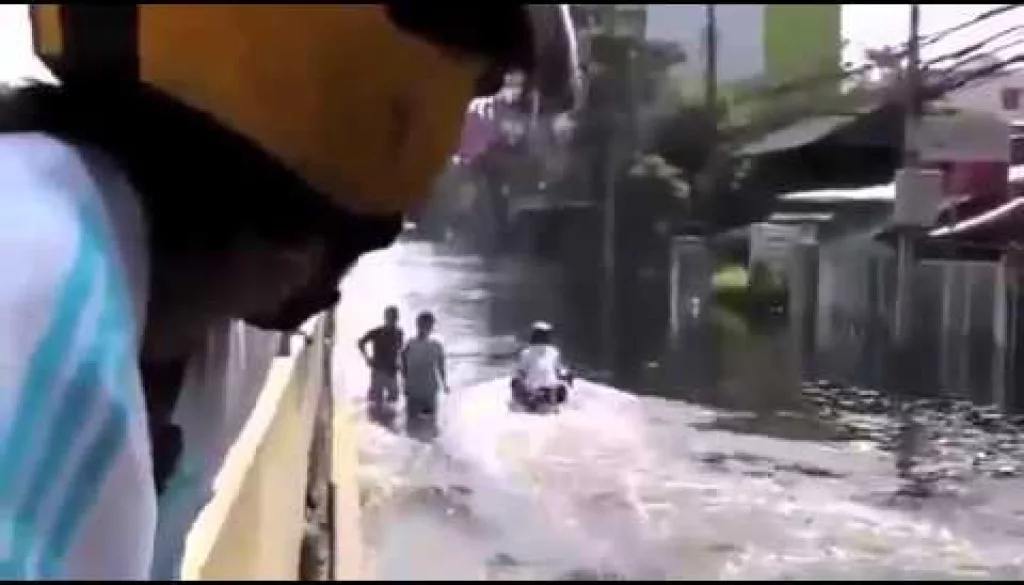Car Crash 2 Motorbike Driver Ignores Flood interesting traffic accidents