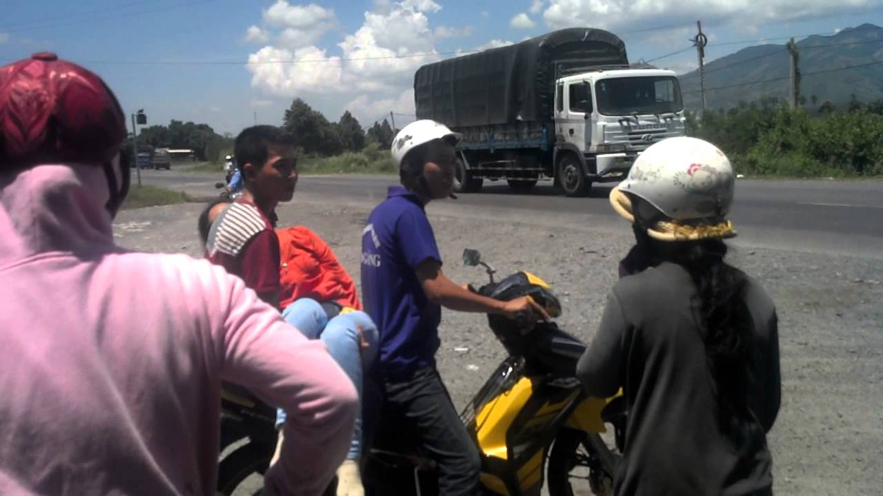 Vietnam – auto plus motorbike crash